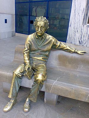Archivo:Estatua de Einstein. Parque de Ciencias Granada