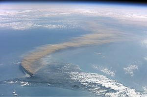 Archivo:Etna smoke seen from space