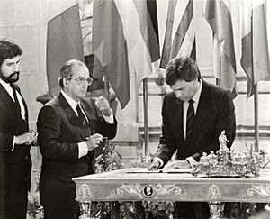 Archivo:Felipe González firma el Tratado de Adhesión de España a la Comunidad Económica Europea en el Palacio Real de Madrid. Pool Moncloa. 12 de junio de 1985