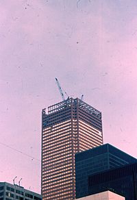 Archivo:First Canadian Place under construction