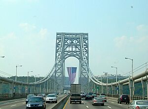 Archivo:George Washington Bridge with flag