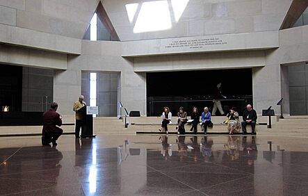 Archivo:Holocaust Remembrance Week