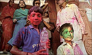 Archivo:Indien Springfestival Holi color throwing