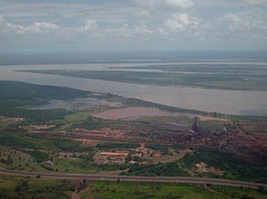 Archivo:Industria de Ciudad Guayana, al fondo el Río Orinoco, estado Bolívar. Venezuela.