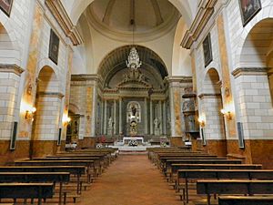 Archivo:Interior de la Iglesia con el Altar Mayor