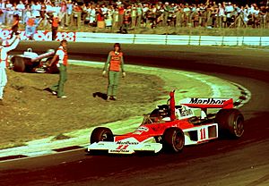 Archivo:James Hunt British GP 1976