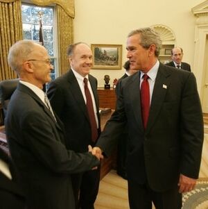 Archivo:Kydland Prescott at White House Bush Nobel