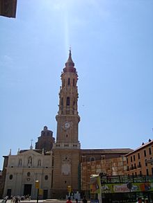 Archivo:La Plaza del Pilar con La Seo al fondo