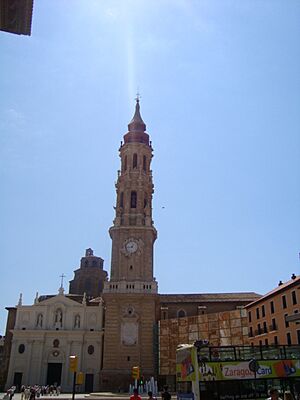 Archivo:La Plaza del Pilar con La Seo al fondo