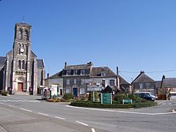 La chapelle au Riboul - Place de l'église.JPG