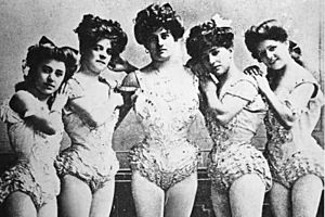 Archivo:Leamy Ladies circus attraction inc Lillian Leitzel at left