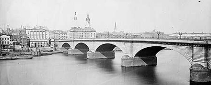 Archivo:London Bridge circa 1870