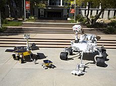 Archivo:Mars Science Laboratory mockup comparison