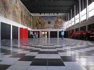 Archivo:Mural "Historia de Concepción" hall remodelado