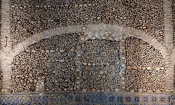 Muro de la capilla de los huesos, Évora, Portugal