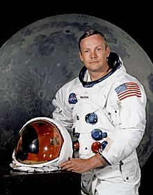 Archivo:Neil Armstrong pose