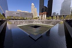 Archivo:New York - National September 11 Memorial South Pool - April 2012 - 9693C