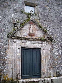 Pórtico da igrexa de Entíns.JPG