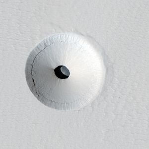 Archivo:Pavonis Mons lava tube skylight crop