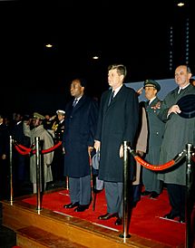 Archivo:President John F. Kennedy Attends Arrival Ceremonies for Osagyefo Dr. Kwame Nkrumah, President of the Republic of Ghana (JFKWHP-KN-C17281)