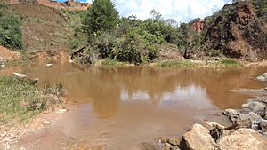 Archivo:Río Guadalupe en Santa Rosa de Osos, pasando por una zona altamente desertificada