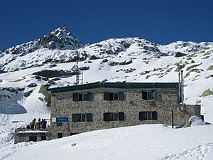 Archivo:Refugio Elola mit Pico Almanzor im Hintergrund