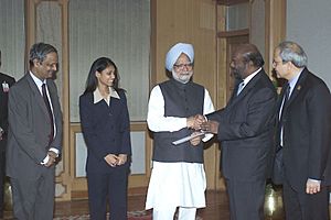 Archivo:Shri Shiv Nadar and Ms Roshni Nadar presenting a cheque of Rs. 4 crore to the Prime Minister, Dr. Manmohan Singh, towards the Prime Minister's National Relief Fund in New Delhi on January 17, 2005