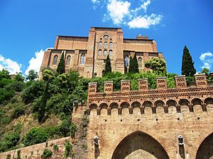 Archivo:Siena, Fontebranda e Basilica Cateriniana San Domenico (1)
