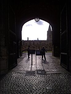 Archivo:The Christ Church entrance beneath Tom Tower