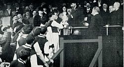Archivo:The King George V presents the FA Cup 1914