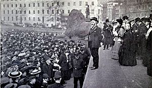 Archivo:WSPU demonstration, Trafalgar Square, London, 19 May 1906