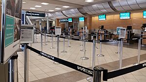 Archivo:WestJetCheckinYQRAugust2018