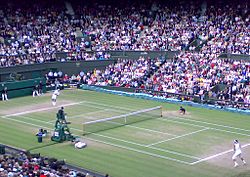 Archivo:Wimbledon Men's final 2008, Federer serves for 3rd set