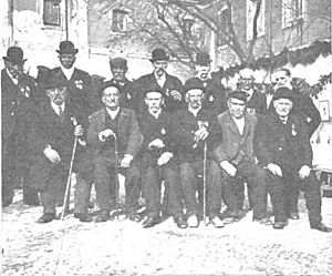 Archivo:1909-03-31, Actualidades, Madrid, Fiesta en el cuartel de los Docks, Cifuentes (cropped) Grupo de veteranos que sirvieron en el batallón de Wad-Ras