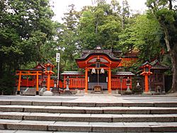 Archivo:A shrine in Fushimi Inari-taisha