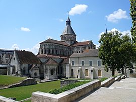 Abside prieure La Charite sur Loire.jpg