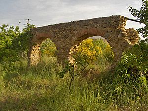 Archivo:Acueducto del Cortijo de los Arcos (Cástaras)