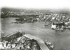 Archivo:Aerial view of Sydney Harbour - the bridge is under construction