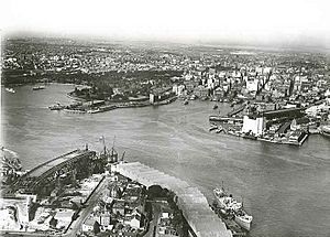 Archivo:Aerial view of Sydney Harbour - the bridge is under construction