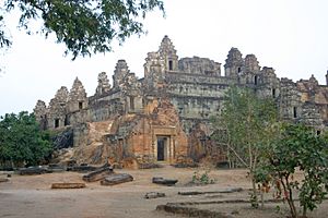 Archivo:Angkor-Phnom Bakheng-48-Totale-2007-gje