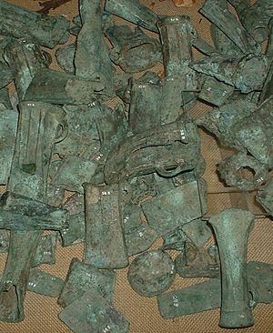 Archivo:Assorted bronze castings