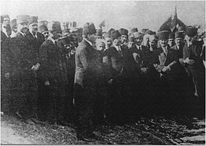 Archivo:Atatürk Samsun-Çarşamba demiryolu temel atma töreni konuşması