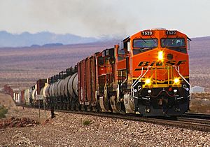 Archivo:BNSF 7520 GE ES44DC in Mojave Desert