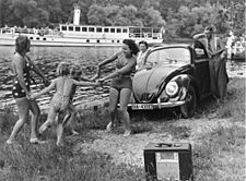 Archivo:Bundesarchiv Bild 146II-732, Erholung am Flussufer