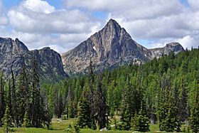 Archivo:Cathedral Peak from Apex Pass