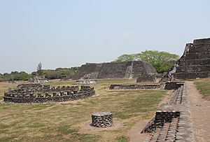 Archivo:Cempoala, Circle of Gladiators, Great Temple, and Temple of the Chimneys (20693479401)