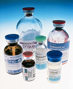 Archivo:Chemotherapy bottles NCI