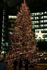 Archivo:Christmas tree on the Potsdamer Platz (Sony Center) in Berlin, Germany