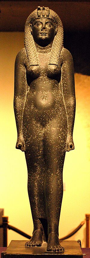 Archivo:Cleopatra statue at Rosicrucian Egyptian Museum