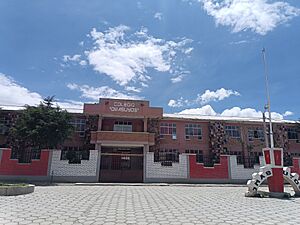 Archivo:Colegio Omasuyos, en Achacachi, La Paz Bolivia